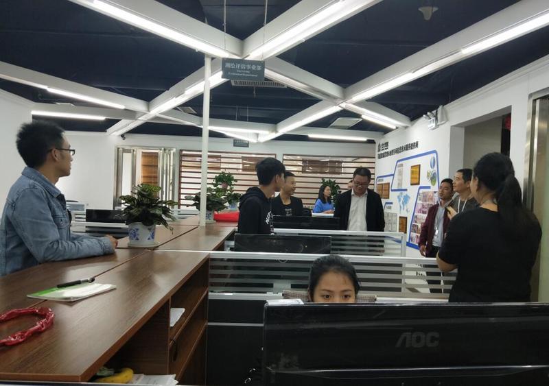 02 罗光杰了解贝博官网往届毕业生与实习生工作情况.jpg