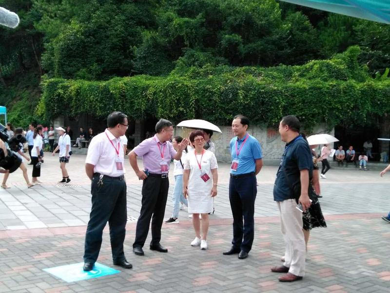 1 校领导一行亲临ballBET贝博BB艾弗森迎新现场指导工作.jpg